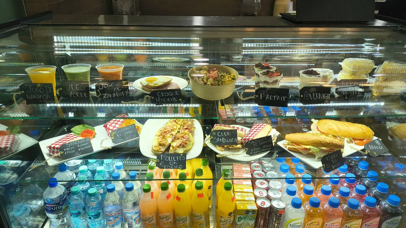 Vitrina de Fiiller Café con los alimentos frescos preparados para elegir